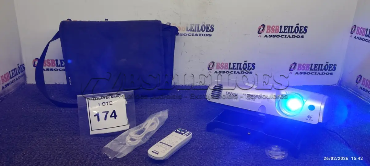 LOTE 174 - 01 PROJETOR MARCA EPSON COM BOLSA. (NO ESTADO) ATENÇÃO! FAZER A VISITAÇÃO ANTES DE ARREMATAR, NÃO SABEMOS SE FUNCIONA, LEILÃO NÃO TEM GARANTIA E NEM DEVOLUÇÃO, SUJEITO A POSSÍVEIS AVARIAS VISÍVEIS/OCULTAS E/OU AUSÊNCIA DE COMPONENTES.