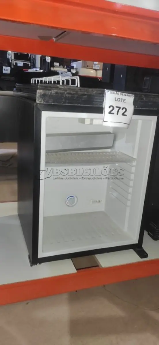 LOTE 272 - 01 FRIGOBAR. (NO ESTADO) ATENÇÃO! FAZER A VISITAÇÃO ANTES DE ARREMATAR, NÃO SABEMOS SE FUNCIONA, LEILÃO NÃO TEM GARANTIA E NEM DEVOLUÇÃO, SUJEITO A POSSÍVEIS AVARIAS VISÍVEIS/OCULTAS E/OU AUSÊNCIA DE COMPONENTES.
