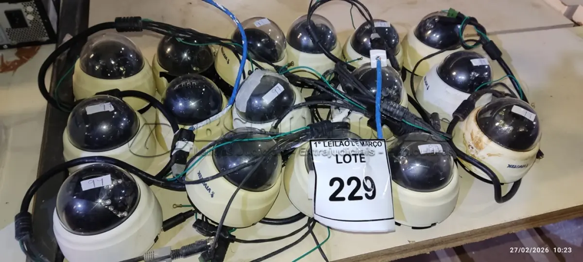 LOTE 229 - 16 CÂMERAS DE MONITORAMENTO TIPO DOME MARCA VIVOTEK. (NO ESTADO) ATENÇÃO! FAZER A VISITAÇÃO ANTES DE ARREMATAR, NÃO SABEMOS SE FUNCIONA, LEILÃO NÃO TEM GARANTIA E NEM DEVOLUÇÃO, SUJEITO A POSSÍVEIS AVARIAS VISÍVEIS/OCULTAS E/OU AUSÊNCIA DE COMPONENTES.