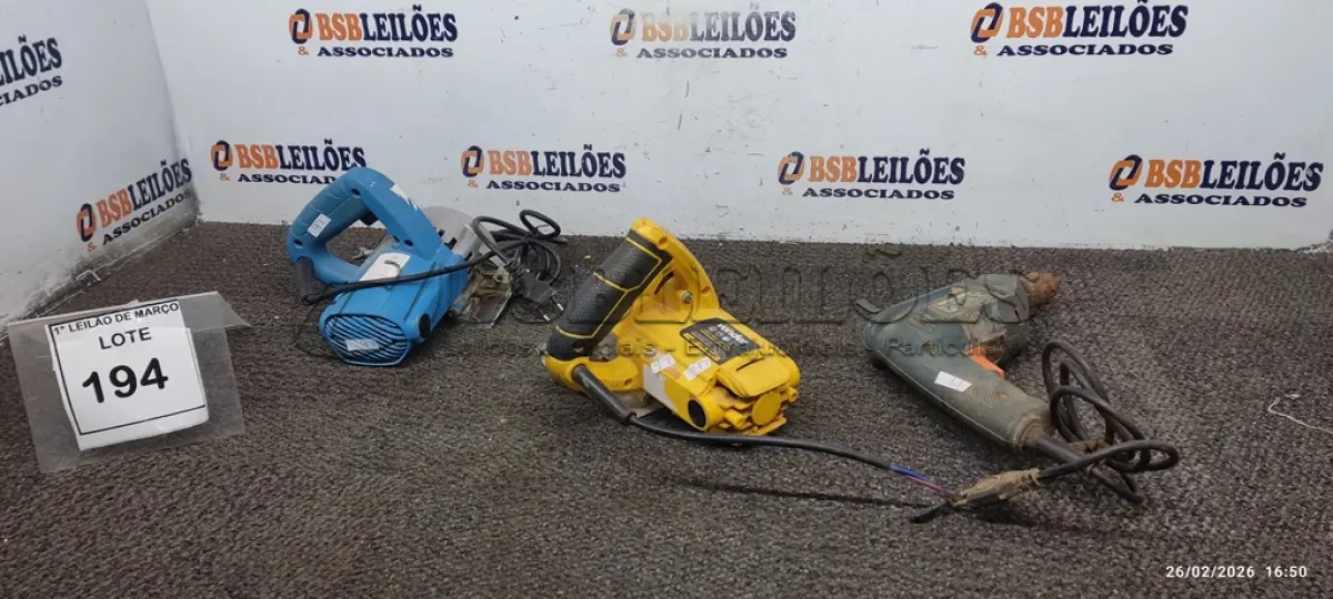 LOTE 194 - 01 FURADEIRA DE IMPACTO MARCA BLACK DECKER, 02 SERRAS MÁRMORES 220V SENDO 01 MARCA VONDER. (NO ESTADO) ATENÇÃO! FAZER A VISITAÇÃO ANTES DE ARREMATAR, NÃO SABEMOS SE FUNCIONA, LEILÃO NÃO TEM GARANTIA E NEM DEVOLUÇÃO, SUJEITO A POSSÍVEIS AVARIAS VISÍVEIS/OCULTAS E/OU AUSÊNCIA DE COMPONENTES.
