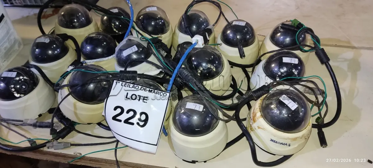 LOTE 229 - 16 CÂMERAS DE MONITORAMENTO TIPO DOME MARCA VIVOTEK. (NO ESTADO) ATENÇÃO! FAZER A VISITAÇÃO ANTES DE ARREMATAR, NÃO SABEMOS SE FUNCIONA, LEILÃO NÃO TEM GARANTIA E NEM DEVOLUÇÃO, SUJEITO A POSSÍVEIS AVARIAS VISÍVEIS/OCULTAS E/OU AUSÊNCIA DE COMPONENTES.