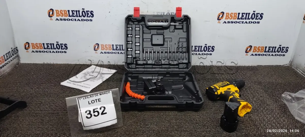 LOTE 352 - 01 PARAFUSADEIRA FURADEIRA A BATERIA 12V COM BITS ACESSORIOS E CARREGADOR (PRODUTO NOVO). (NO ESTADO) ATENÇÃO! FAZER A VISITAÇÃO ANTES DE ARREMATAR, NÃO SABEMOS SE FUNCIONA, LEILÃO NÃO TEM GARANTIA E NEM DEVOLUÇÃO, SUJEITO A POSSÍVEIS AVARIAS VISÍVEIS/OCULTAS E/OU AUSÊNCIA DE COMPONENTES.