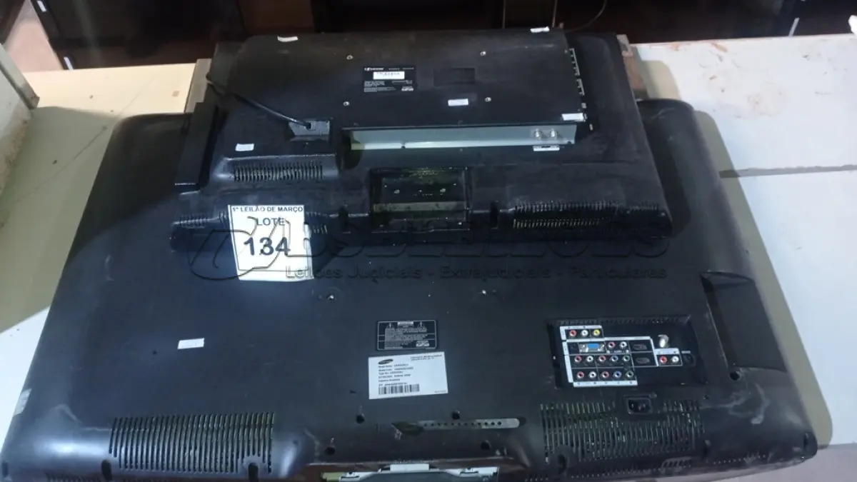 LOTE 134 - 01 TV LCD 29’’ MARCA BUSTER E 01 TV LCD 40’’ MARCA SAMSUNG. (NO ESTADO) ATENÇÃO! FAZER A VISITAÇÃO ANTES DE ARREMATAR, NÃO SABEMOS SE FUNCIONA, LEILÃO NÃO TEM GARANTIA E NEM DEVOLUÇÃO, SUJEITO A POSSÍVEIS AVARIAS VISÍVEIS/OCULTAS E/OU AUSÊNCIA DE COMPONENTES.