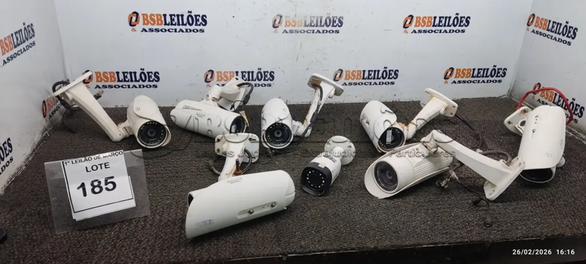 LOTE 185 - 09 CÂMERAS DE MONITORAMENTO DE MACAS E MODELOS DIVERSOS. (NO ESTADO) ATENÇÃO! FAZER A VISITAÇÃO ANTES DE ARREMATAR, NÃO SABEMOS SE FUNCIONA, LEILÃO NÃO TEM GARANTIA E NEM DEVOLUÇÃO, SUJEITO A POSSÍVEIS AVARIAS VISÍVEIS/OCULTAS E/OU AUSÊNCIA DE COMPONENTES.