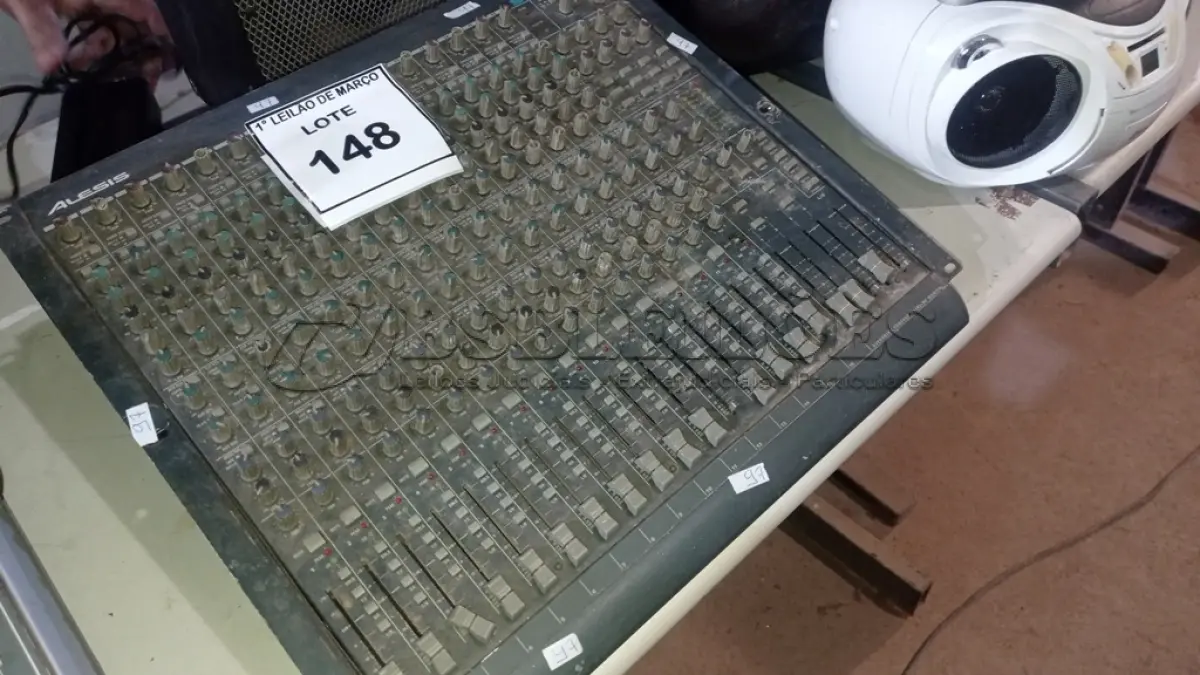 LOTE 148 - 01 MESA DE SOM MODELO STUDIO 32 MARCA ALESIS. (NO ESTADO) ATENÇÃO! FAZER A VISITAÇÃO ANTES DE ARREMATAR, NÃO SABEMOS SE FUNCIONA, LEILÃO NÃO TEM GARANTIA E NEM DEVOLUÇÃO, SUJEITO A POSSÍVEIS AVARIAS VISÍVEIS/OCULTAS E/OU AUSÊNCIA DE COMPONENTES.