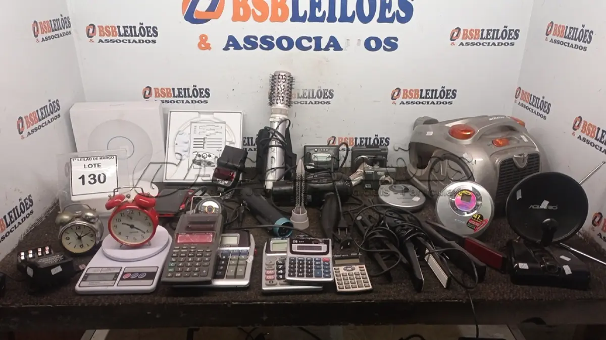 LOTE 130 - 01 CAIXA COM PRANCHAS DE CABELO, ESCOVAS DE CABELO ELÉTRICA, CALCULADORAS, BALANÇA DIGITAL, ROTEADORES E ELETRÔNICOS DIVERSOS. (NO ESTADO) ATENÇÃO! FAZER A VISITAÇÃO ANTES DE ARREMATAR, NÃO SABEMOS SE FUNCIONA, LEILÃO NÃO TEM GARANTIA E NEM DEVOLUÇÃO, SUJEITO A POSSÍVEIS AVARIAS VISÍVEIS/OCULTAS E/OU AUSÊNCIA DE COMPONENTES.