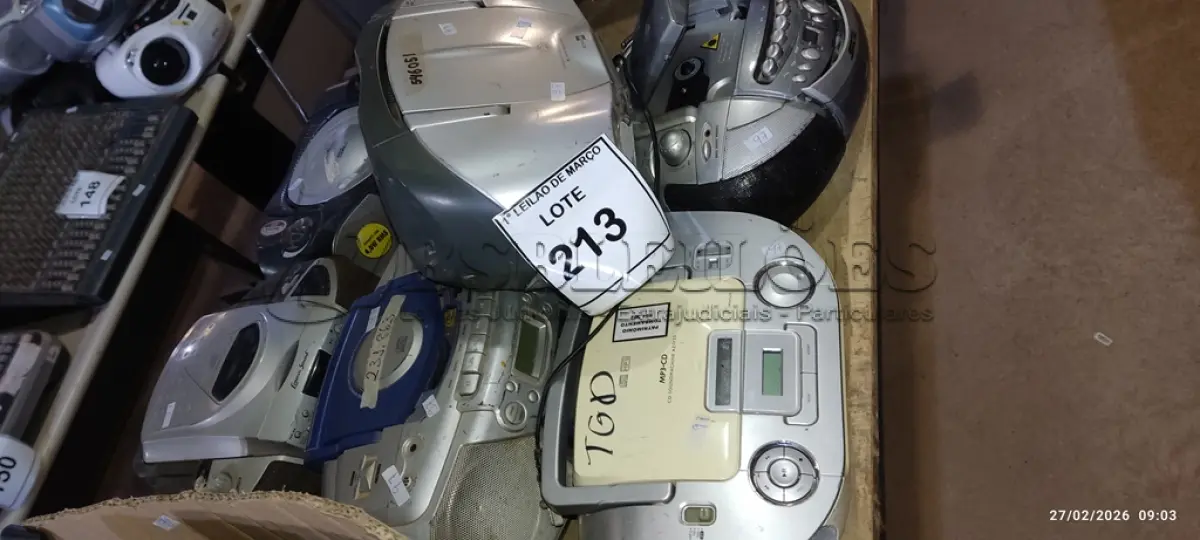 LOTE 213 - 07 APARELHOS DE SOM PORTÁTEIS DE MARCAS E MODELOS DIVERSOS. (NO ESTADO) ATENÇÃO! FAZER A VISITAÇÃO ANTES DE ARREMATAR, NÃO SABEMOS SE FUNCIONA, LEILÃO NÃO TEM GARANTIA E NEM DEVOLUÇÃO, SUJEITO A POSSÍVEIS AVARIAS VISÍVEIS/OCULTAS E/OU AUSÊNCIA DE COMPONENTES.