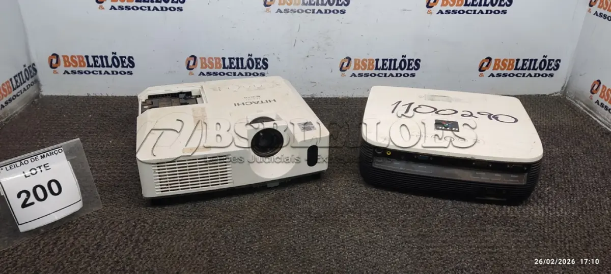 LOTE 200 - 02 PROJETORES MARCAS SONY E HITACHI. (NO ESTADO) ATENÇÃO! FAZER A VISITAÇÃO ANTES DE ARREMATAR, NÃO SABEMOS SE FUNCIONA, LEILÃO NÃO TEM GARANTIA E NEM DEVOLUÇÃO, SUJEITO A POSSÍVEIS AVARIAS VISÍVEIS/OCULTAS E/OU AUSÊNCIA DE COMPONENTES.