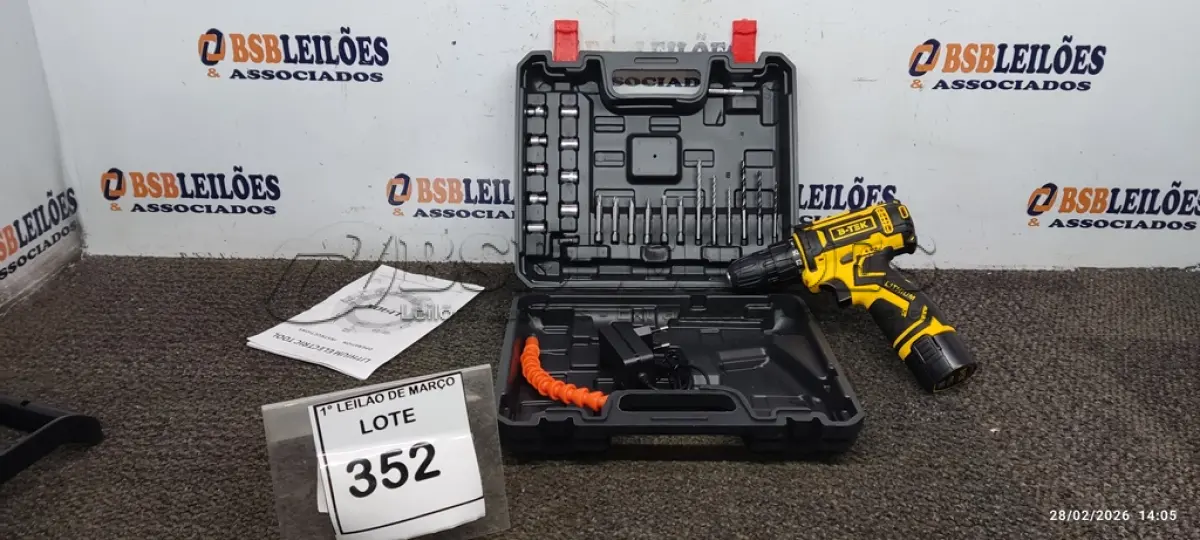 LOTE 352 - 01 PARAFUSADEIRA FURADEIRA A BATERIA 12V COM BITS ACESSORIOS E CARREGADOR (PRODUTO NOVO). (NO ESTADO) ATENÇÃO! FAZER A VISITAÇÃO ANTES DE ARREMATAR, NÃO SABEMOS SE FUNCIONA, LEILÃO NÃO TEM GARANTIA E NEM DEVOLUÇÃO, SUJEITO A POSSÍVEIS AVARIAS VISÍVEIS/OCULTAS E/OU AUSÊNCIA DE COMPONENTES.