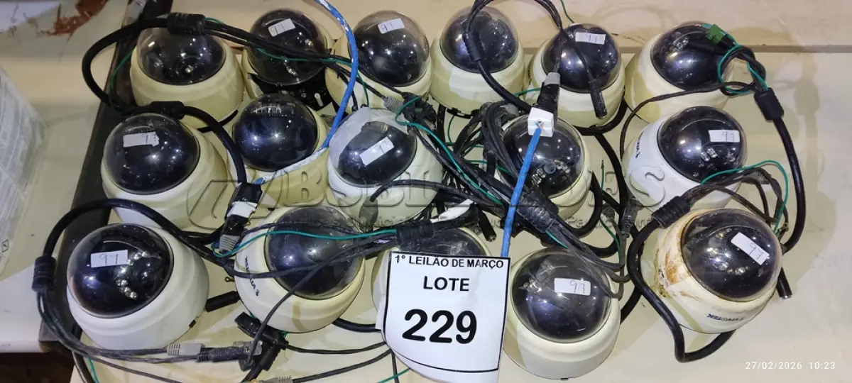 LOTE 229 - 16 CÂMERAS DE MONITORAMENTO TIPO DOME MARCA VIVOTEK. (NO ESTADO) ATENÇÃO! FAZER A VISITAÇÃO ANTES DE ARREMATAR, NÃO SABEMOS SE FUNCIONA, LEILÃO NÃO TEM GARANTIA E NEM DEVOLUÇÃO, SUJEITO A POSSÍVEIS AVARIAS VISÍVEIS/OCULTAS E/OU AUSÊNCIA DE COMPONENTES.