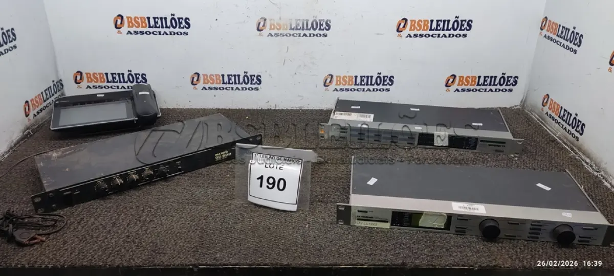 LOTE 190 - 01 TELEFONE DE MESA IP MARCA ALCATEL, 01 PROCESSADOR DE EFEITOS MODELO DD 800 DIGITAL DELAY MARCA ALLTECH, 01 UNIDADE DE RACK DEEFEITO MODELO LEVEL MARCA TC ELETRONIC E 01 PROCESSADOR DE ÁUDIO MARCA TC ELETRONIC. (NO ESTADO) ATENÇÃO! FAZER A VISITAÇÃO ANTES DE ARREMATAR, NÃO SABEMOS SE FUNCIONA, LEILÃO NÃO TEM GARANTIA E NEM DEVOLUÇÃO, SUJEITO A POSSÍVEIS AVARIAS VISÍVEIS/OCULTAS E/OU AUSÊNCIA DE COMPONENTES.