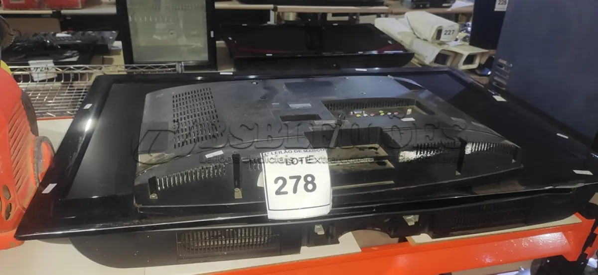 LOTE 278 - 01 TV LCD 26’’ MARCA AOC E 01 TV LCD 42’’ MARCA LG. (NO ESTADO) ATENÇÃO! FAZER A VISITAÇÃO ANTES DE ARREMATAR, NÃO SABEMOS SE FUNCIONA, LEILÃO NÃO TEM GARANTIA E NEM DEVOLUÇÃO, SUJEITO A POSSÍVEIS AVARIAS VISÍVEIS/OCULTAS E/OU AUSÊNCIA DE COMPONENTES.