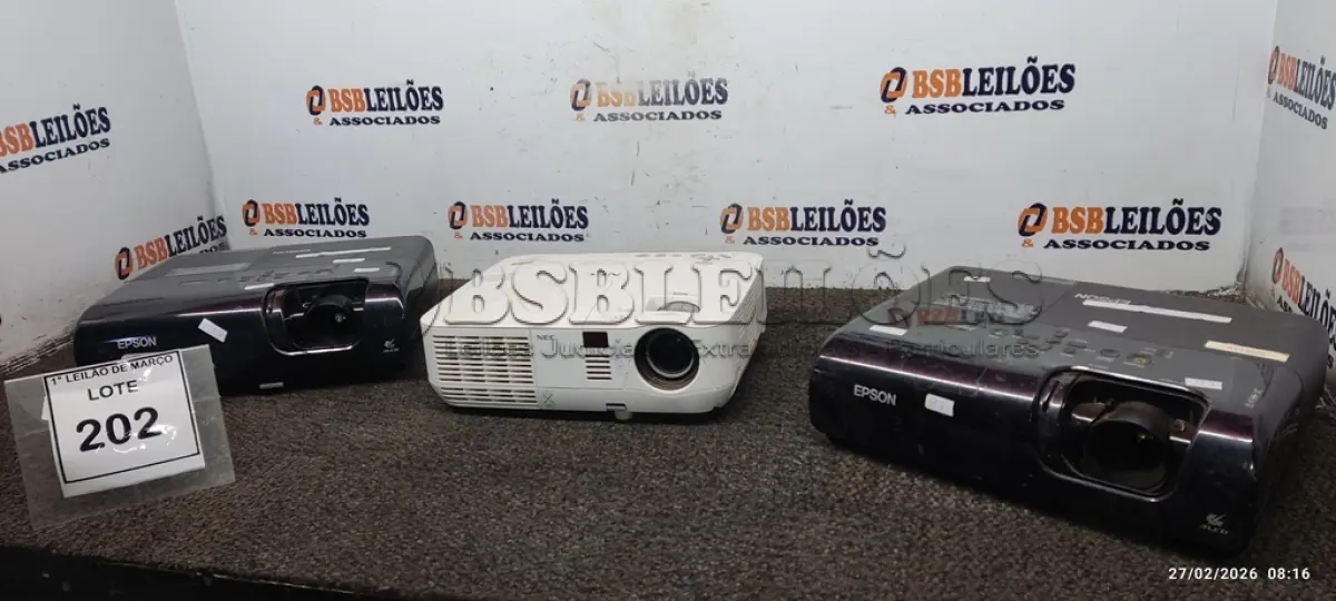 LOTE 202 - 02 PROJETORES MARCAS EPSON E 01 PROJETOR MARCA NEC. (NO ESTADO) ATENÇÃO! FAZER A VISITAÇÃO ANTES DE ARREMATAR, NÃO SABEMOS SE FUNCIONA, LEILÃO NÃO TEM GARANTIA E NEM DEVOLUÇÃO, SUJEITO A POSSÍVEIS AVARIAS VISÍVEIS/OCULTAS E/OU AUSÊNCIA DE COMPONENTES.