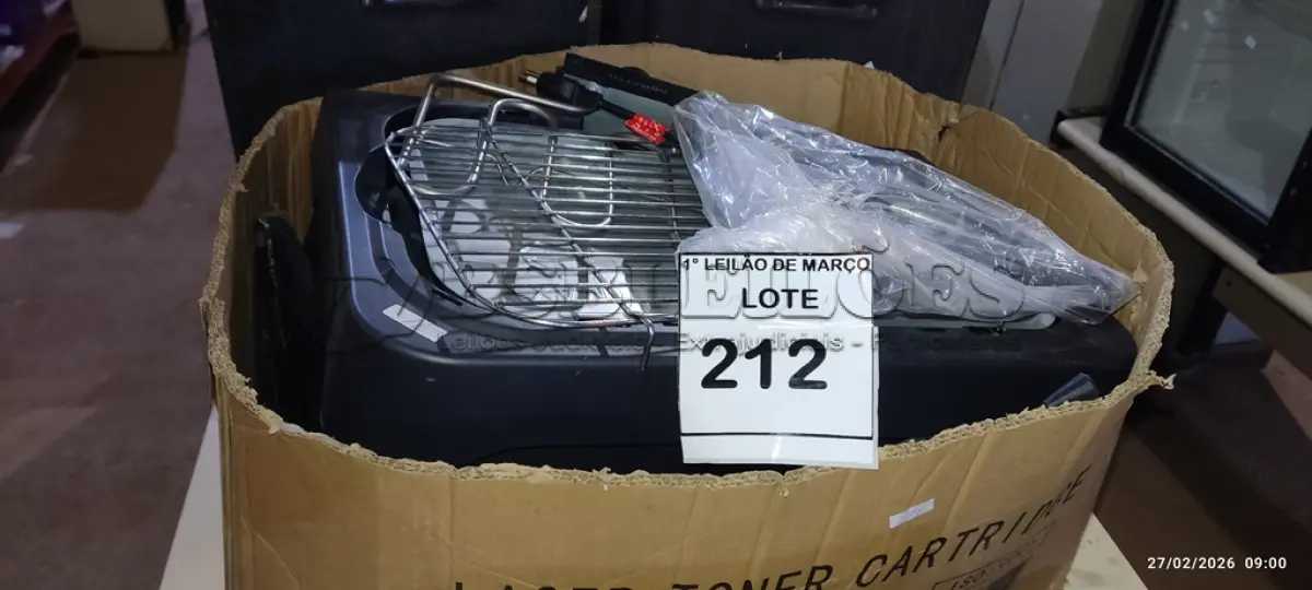 LOTE 212 - 02 CHURRASQUEIRAS ELÉTRICAS SENDO 01 SEM SERPENTINA E 01 CAIXA COM PÉS DE TV. (NO ESTADO) ATENÇÃO! FAZER A VISITAÇÃO ANTES DE ARREMATAR, NÃO SABEMOS SE FUNCIONA, LEILÃO NÃO TEM GARANTIA E NEM DEVOLUÇÃO, SUJEITO A POSSÍVEIS AVARIAS VISÍVEIS/OCULTAS E/OU AUSÊNCIA DE COMPONENTES.