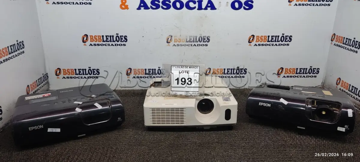 LOTE 193 - 02 PROJETORES MARCAS EPSON E 01 PROJETOR MARCA EPSON. (NO ESTADO) ATENÇÃO! FAZER A VISITAÇÃO ANTES DE ARREMATAR, NÃO SABEMOS SE FUNCIONA, LEILÃO NÃO TEM GARANTIA E NEM DEVOLUÇÃO, SUJEITO A POSSÍVEIS AVARIAS VISÍVEIS/OCULTAS E/OU AUSÊNCIA DE COMPONENTES.