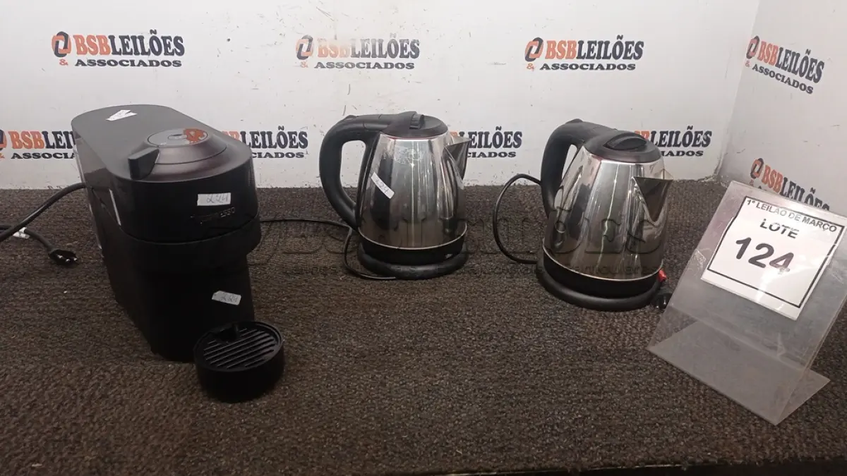 LOTE 124 - 01 CAFETEIRA 220V MARCA NESPRESSO E 02 CHALEIRAS ELÉTRICAS 220V. (NO ESTADO) ATENÇÃO! FAZER A VISITAÇÃO ANTES DE ARREMATAR, NÃO SABEMOS SE FUNCIONA, LEILÃO NÃO TEM GARANTIA E NEM DEVOLUÇÃO, SUJEITO A POSSÍVEIS AVARIAS VISÍVEIS/OCULTAS E/OU AUSÊNCIA DE COMPONENTES.