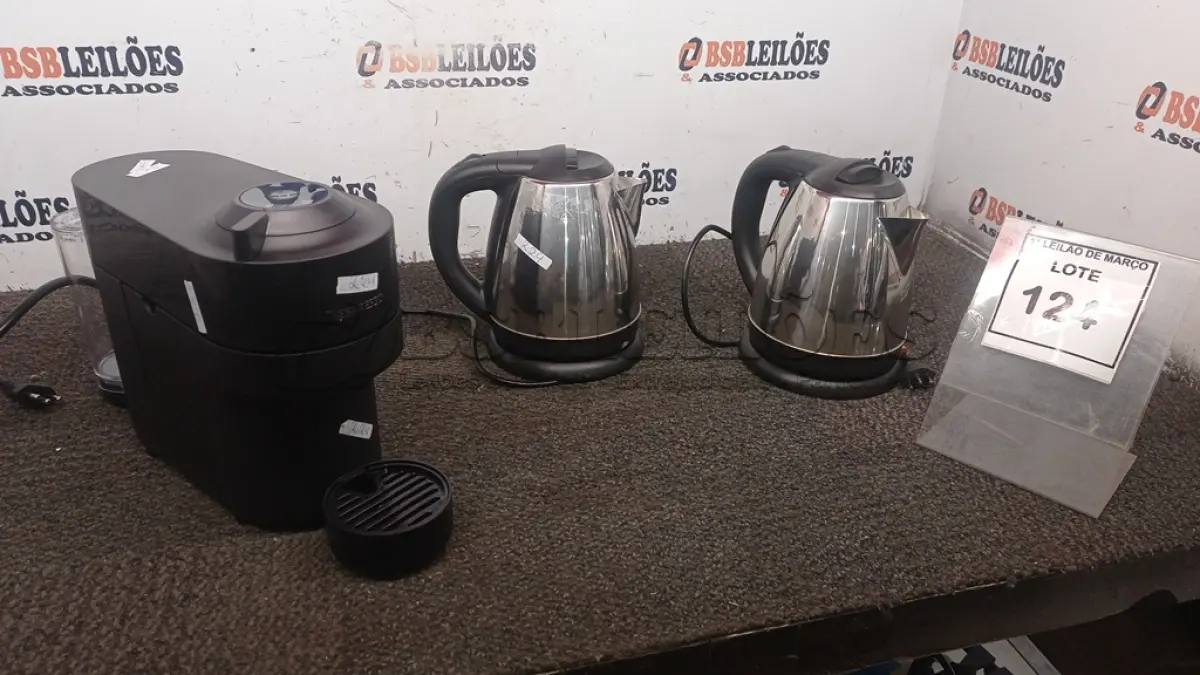 LOTE 124 - 01 CAFETEIRA 220V MARCA NESPRESSO E 02 CHALEIRAS ELÉTRICAS 220V. (NO ESTADO) ATENÇÃO! FAZER A VISITAÇÃO ANTES DE ARREMATAR, NÃO SABEMOS SE FUNCIONA, LEILÃO NÃO TEM GARANTIA E NEM DEVOLUÇÃO, SUJEITO A POSSÍVEIS AVARIAS VISÍVEIS/OCULTAS E/OU AUSÊNCIA DE COMPONENTES.