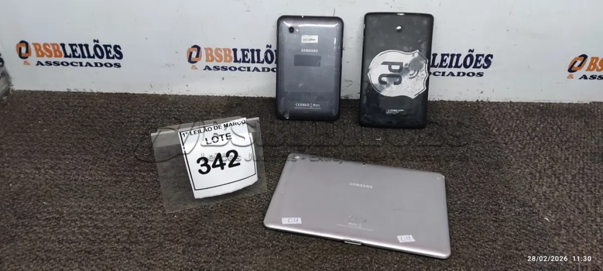 LOTE 342 - 02 TABLETS MARCA SAMSUNG E 01 TABLET MARCA LG SEM CARREGADOR. (NO ESTADO) ATENÇÃO! FAZER A VISITAÇÃO ANTES DE ARREMATAR, NÃO SABEMOS SE FUNCIONA, LEILÃO NÃO TEM GARANTIA E NEM DEVOLUÇÃO, SUJEITO A POSSÍVEIS AVARIAS VISÍVEIS/OCULTAS E/OU AUSÊNCIA DE COMPONENTES.