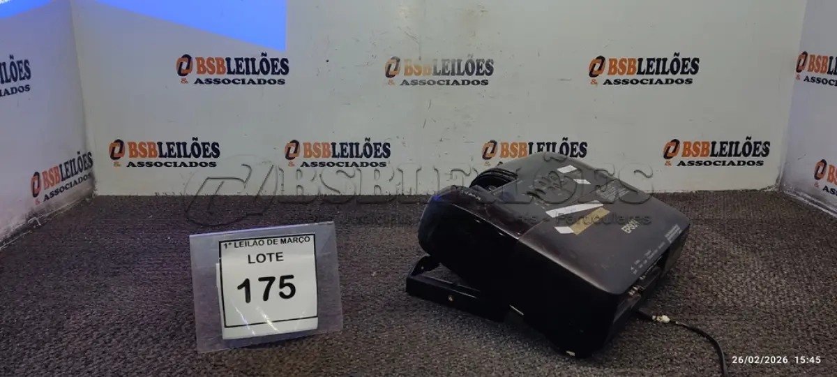 LOTE 175 - 01 PROJETOR MARCA EPSON. (NO ESTADO) ATENÇÃO! FAZER A VISITAÇÃO ANTES DE ARREMATAR, NÃO SABEMOS SE FUNCIONA, LEILÃO NÃO TEM GARANTIA E NEM DEVOLUÇÃO, SUJEITO A POSSÍVEIS AVARIAS VISÍVEIS/OCULTAS E/OU AUSÊNCIA DE COMPONENTES.