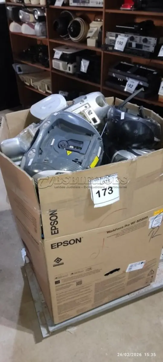 LOTE 173 - 01 CAIXA COM GRANDE QUANTIDADE DE APARELHOS DE SOM PORTÁTEIS PARA RETIRADA DE PEÇAS. (NO ESTADO) ATENÇÃO! FAZER A VISITAÇÃO ANTES DE ARREMATAR, NÃO SABEMOS SE FUNCIONA, LEILÃO NÃO TEM GARANTIA E NEM DEVOLUÇÃO, SUJEITO A POSSÍVEIS AVARIAS VISÍVEIS/OCULTAS E/OU AUSÊNCIA DE COMPONENTES.