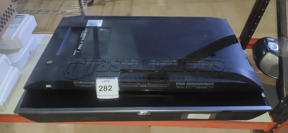 LOTE 282 - 03 TVS LCD DE MARCAS E TAMANHOS DIVERSOS PARA RETIRADA DE PEÇAS. (NO ESTADO) ATENÇÃO! FAZER A VISITAÇÃO ANTES DE ARREMATAR, NÃO SABEMOS SE FUNCIONA, LEILÃO NÃO TEM GARANTIA E NEM DEVOLUÇÃO, SUJEITO A POSSÍVEIS AVARIAS VISÍVEIS/OCULTAS E/OU AUSÊNCIA DE COMPONENTES.