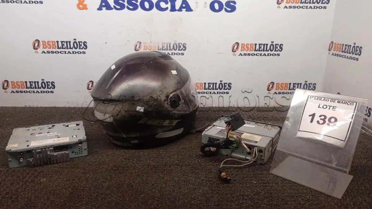 LOTE 139 - 02 APARELHOS DE SOM AUTOMOTIVO MARCAS PIONEER E JVC E 01 CAPACETE NA COR PRETA. (NO ESTADO) ATENÇÃO! FAZER A VISITAÇÃO ANTES DE ARREMATAR, NÃO SABEMOS SE FUNCIONA, LEILÃO NÃO TEM GARANTIA E NEM DEVOLUÇÃO, SUJEITO A POSSÍVEIS AVARIAS VISÍVEIS/OCULTAS E/OU AUSÊNCIA DE COMPONENTES.