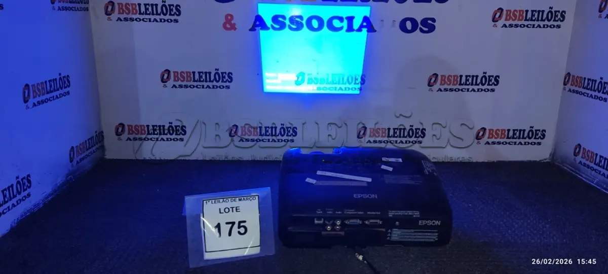 LOTE 175 - 01 PROJETOR MARCA EPSON. (NO ESTADO) ATENÇÃO! FAZER A VISITAÇÃO ANTES DE ARREMATAR, NÃO SABEMOS SE FUNCIONA, LEILÃO NÃO TEM GARANTIA E NEM DEVOLUÇÃO, SUJEITO A POSSÍVEIS AVARIAS VISÍVEIS/OCULTAS E/OU AUSÊNCIA DE COMPONENTES.