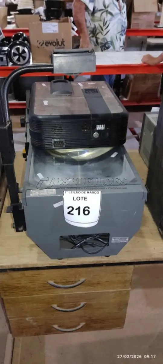LOTE 216 - 02 RETROPROJETORES E 01 PROJETOR MARCA DIEBOLD. (NO ESTADO) ATENÇÃO! FAZER A VISITAÇÃO ANTES DE ARREMATAR, NÃO SABEMOS SE FUNCIONA, LEILÃO NÃO TEM GARANTIA E NEM DEVOLUÇÃO, SUJEITO A POSSÍVEIS AVARIAS VISÍVEIS/OCULTAS E/OU AUSÊNCIA DE COMPONENTES.