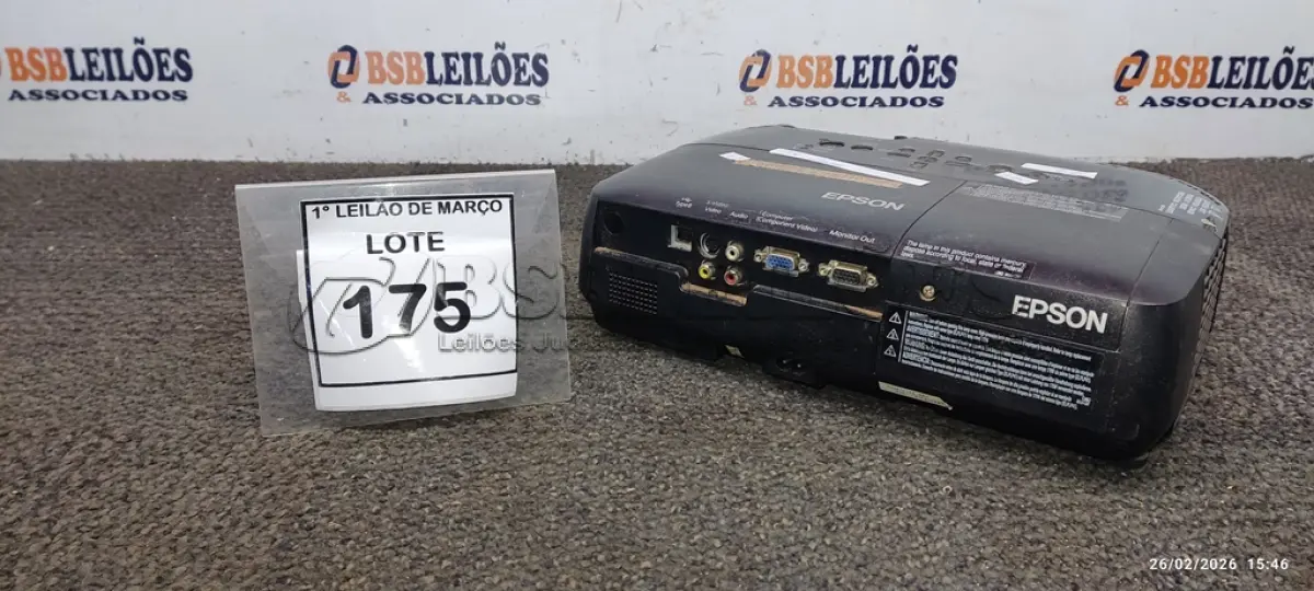 LOTE 175 - 01 PROJETOR MARCA EPSON. (NO ESTADO) ATENÇÃO! FAZER A VISITAÇÃO ANTES DE ARREMATAR, NÃO SABEMOS SE FUNCIONA, LEILÃO NÃO TEM GARANTIA E NEM DEVOLUÇÃO, SUJEITO A POSSÍVEIS AVARIAS VISÍVEIS/OCULTAS E/OU AUSÊNCIA DE COMPONENTES.