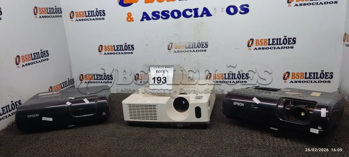 LOTE 193 - 02 PROJETORES MARCAS EPSON E 01 PROJETOR MARCA EPSON. (NO ESTADO) ATENÇÃO! FAZER A VISITAÇÃO ANTES DE ARREMATAR, NÃO SABEMOS SE FUNCIONA, LEILÃO NÃO TEM GARANTIA E NEM DEVOLUÇÃO, SUJEITO A POSSÍVEIS AVARIAS VISÍVEIS/OCULTAS E/OU AUSÊNCIA DE COMPONENTES.
