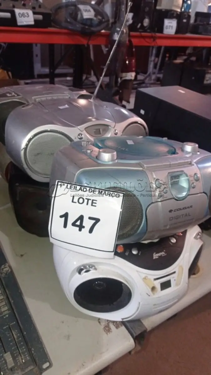 LOTE 147 - 06 APARELHOS DE SOM PORTÁTEIS DE MARCAS E MODELOS DIVERSOS. (NO ESTADO) ATENÇÃO! FAZER A VISITAÇÃO ANTES DE ARREMATAR, NÃO SABEMOS SE FUNCIONA, LEILÃO NÃO TEM GARANTIA E NEM DEVOLUÇÃO, SUJEITO A POSSÍVEIS AVARIAS VISÍVEIS/OCULTAS E/OU AUSÊNCIA DE COMPONENTES.