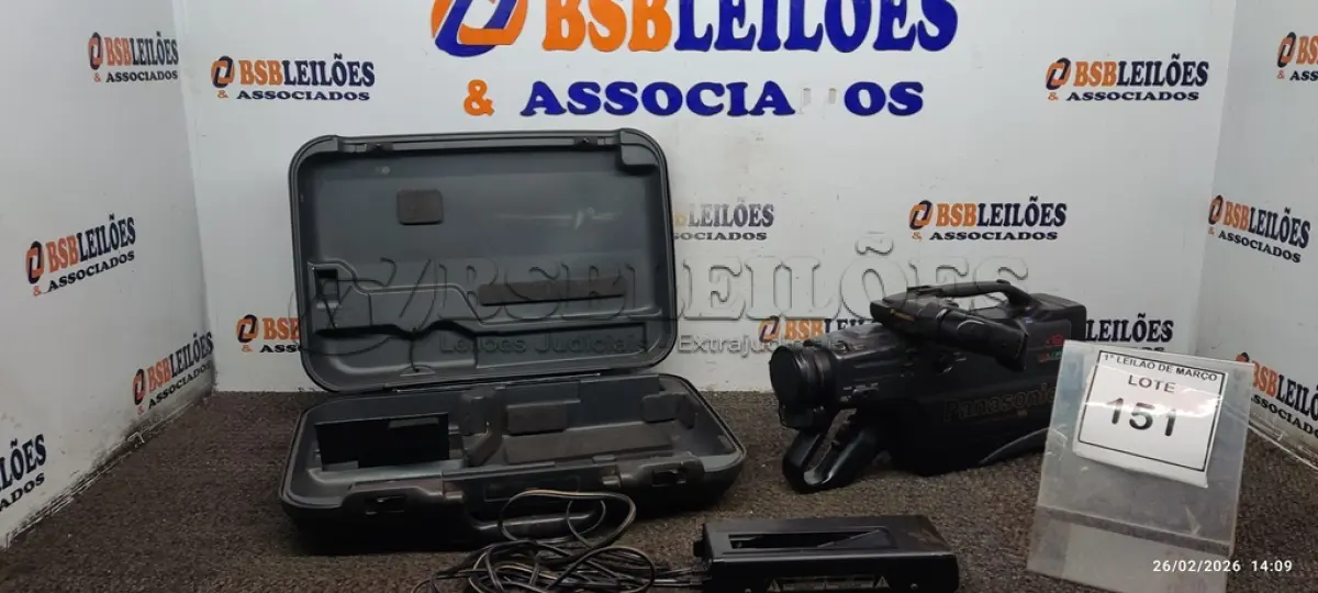 LOTE 151 - 01 FILMADORA MODELO COLOR VIEWFINDER COM CARREGADOR DE BATERIAS E CASE. (NO ESTADO) ATENÇÃO! FAZER A VISITAÇÃO ANTES DE ARREMATAR, NÃO SABEMOS SE FUNCIONA, LEILÃO NÃO TEM GARANTIA E NEM DEVOLUÇÃO, SUJEITO A POSSÍVEIS AVARIAS VISÍVEIS/OCULTAS E/OU AUSÊNCIA DE COMPONENTES.