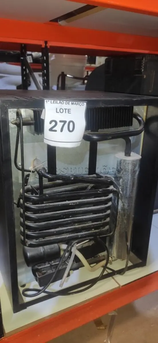 LOTE 270 - 01 FRIGOBAR. (NO ESTADO) ATENÇÃO! FAZER A VISITAÇÃO ANTES DE ARREMATAR, NÃO SABEMOS SE FUNCIONA, LEILÃO NÃO TEM GARANTIA E NEM DEVOLUÇÃO, SUJEITO A POSSÍVEIS AVARIAS VISÍVEIS/OCULTAS E/OU AUSÊNCIA DE COMPONENTES.