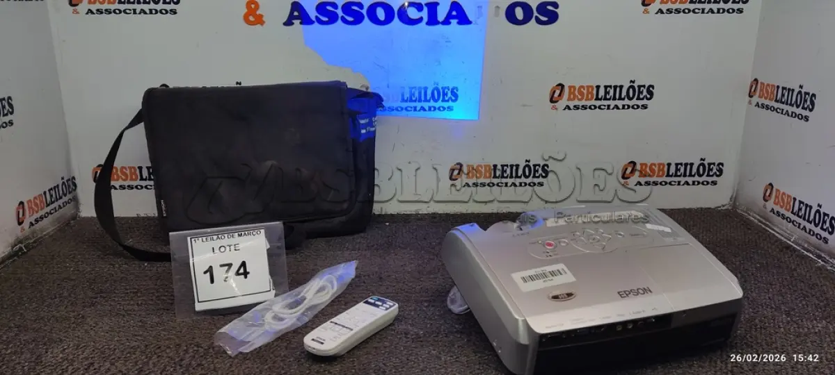 LOTE 174 - 01 PROJETOR MARCA EPSON COM BOLSA. (NO ESTADO) ATENÇÃO! FAZER A VISITAÇÃO ANTES DE ARREMATAR, NÃO SABEMOS SE FUNCIONA, LEILÃO NÃO TEM GARANTIA E NEM DEVOLUÇÃO, SUJEITO A POSSÍVEIS AVARIAS VISÍVEIS/OCULTAS E/OU AUSÊNCIA DE COMPONENTES.