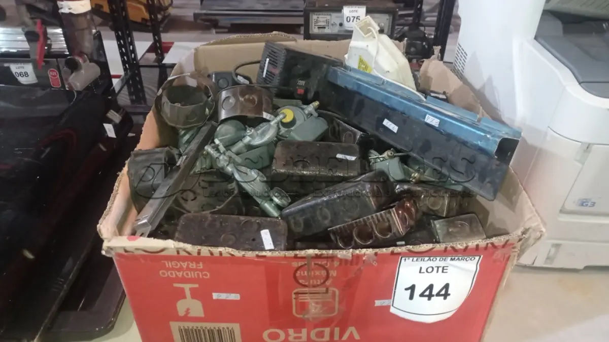 LOTE 144 - 01CHURRASQUEIRA GIRATÓRIA MARCA GIRAGRILL, 01 VARAL RETRÁTIL, VÁRIOS REGISTROS DE FOGÃO E GRANDE QUANTIDADE DE CAIXAS DE LUZ METALICAS. (NO ESTADO) ATENÇÃO! FAZER A VISITAÇÃO ANTES DE ARREMATAR, NÃO SABEMOS SE FUNCIONA, LEILÃO NÃO TEM GARANTIA E NEM DEVOLUÇÃO, SUJEITO A POSSÍVEIS AVARIAS VISÍVEIS/OCULTAS E/OU AUSÊNCIA DE COMPONENTES.