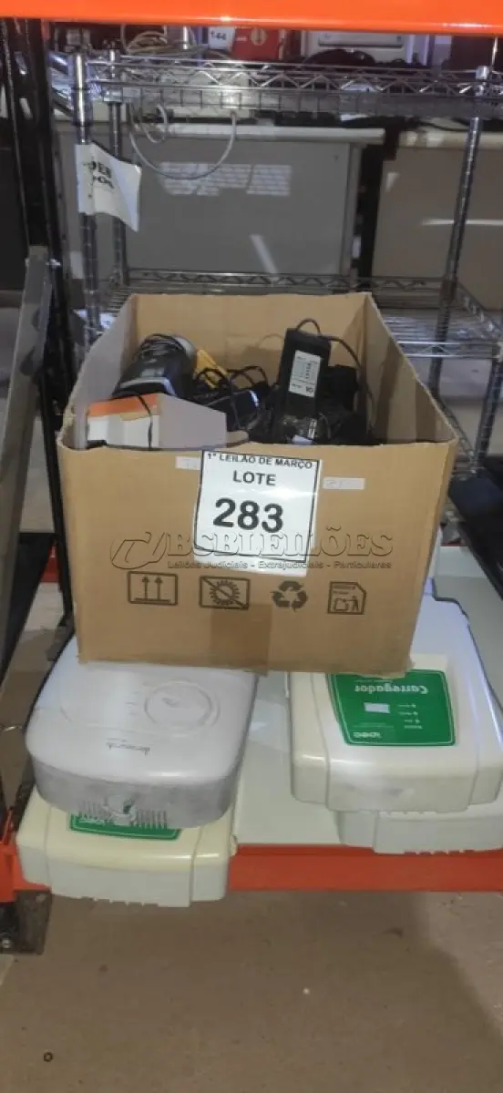 LOTE 283 - 03 CENTRAIS ELÉTRICAS E 05 CARREGADORES ELETRÔNICOS E 01 CAIXA  COM VÁRIOS APARELHOS TELEFÔNICOS, CAIXAS DE SOM PARA PC DE MARCAS E MODELOS DIVERSOS. (NO ESTADO) ATENÇÃO! FAZER A VISITAÇÃO ANTES DE ARREMATAR, NÃO SABEMOS SE FUNCIONA. LEILÃO NÃO TEM GARANTIA E NEM DEVOLUÇÃO, SUJEITO A POSSÍVEIS AVARIAS VISÍVEIS/OCULTAS E/OU AUSÊNCIA DE COMPONENTES.