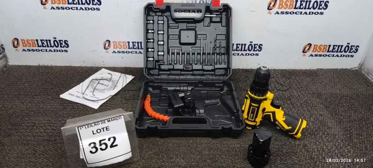 LOTE 352 - 01 PARAFUSADEIRA FURADEIRA A BATERIA 12V COM BITS ACESSORIOS E CARREGADOR (PRODUTO NOVO). (NO ESTADO) ATENÇÃO! FAZER A VISITAÇÃO ANTES DE ARREMATAR, NÃO SABEMOS SE FUNCIONA, LEILÃO NÃO TEM GARANTIA E NEM DEVOLUÇÃO, SUJEITO A POSSÍVEIS AVARIAS VISÍVEIS/OCULTAS E/OU AUSÊNCIA DE COMPONENTES.