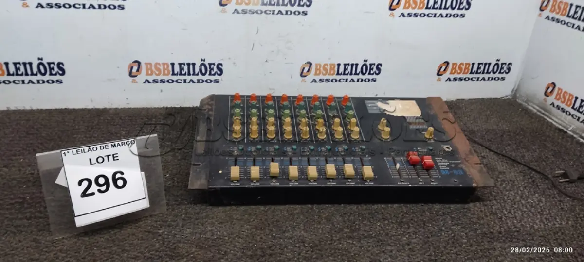 LOTE 296 - 01 MESA DE SOM MARCA VOXMAN. (NO ESTADO) ATENÇÃO! FAZER A VISITAÇÃO ANTES DE ARREMATAR, NÃO SABEMOS SE FUNCIONA, LEILÃO NÃO TEM GARANTIA E NEM DEVOLUÇÃO, SUJEITO A POSSÍVEIS AVARIAS VISÍVEIS/OCULTAS E/OU AUSÊNCIA DE COMPONENTES.