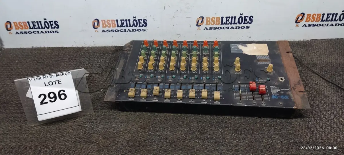 LOTE 296 - 01 MESA DE SOM MARCA VOXMAN. (NO ESTADO) ATENÇÃO! FAZER A VISITAÇÃO ANTES DE ARREMATAR, NÃO SABEMOS SE FUNCIONA, LEILÃO NÃO TEM GARANTIA E NEM DEVOLUÇÃO, SUJEITO A POSSÍVEIS AVARIAS VISÍVEIS/OCULTAS E/OU AUSÊNCIA DE COMPONENTES.