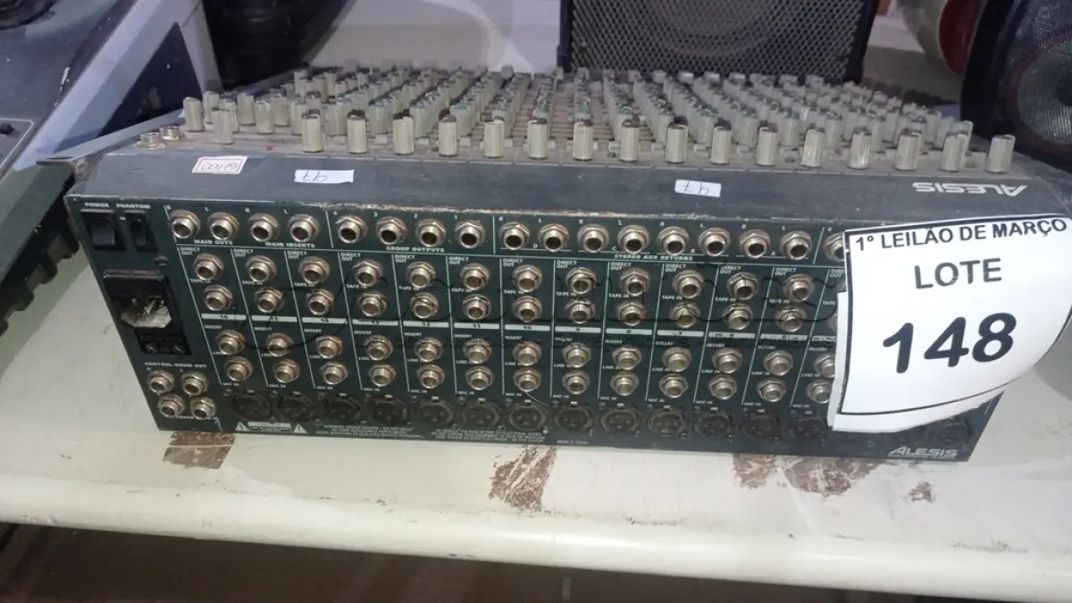 LOTE 148 - 01 MESA DE SOM MODELO STUDIO 32 MARCA ALESIS. (NO ESTADO) ATENÇÃO! FAZER A VISITAÇÃO ANTES DE ARREMATAR, NÃO SABEMOS SE FUNCIONA, LEILÃO NÃO TEM GARANTIA E NEM DEVOLUÇÃO, SUJEITO A POSSÍVEIS AVARIAS VISÍVEIS/OCULTAS E/OU AUSÊNCIA DE COMPONENTES.