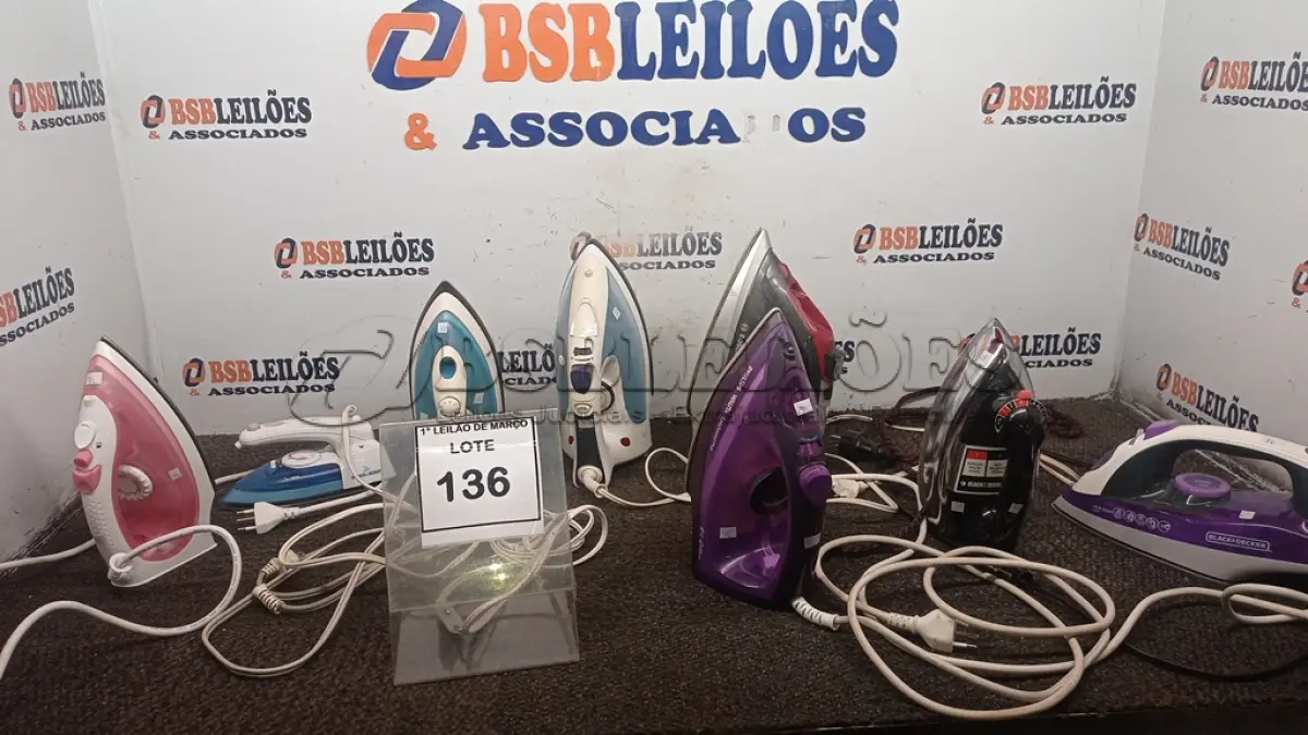 LOTE 136 - 08 FERROS DE PASSAR DE MARCAS E MODELO DIVERSOS. (NO ESTADO) ATENÇÃO! FAZER A VISITAÇÃO ANTES DE ARREMATAR, NÃO SABEMOS SE FUNCIONA, LEILÃO NÃO TEM GARANTIA E NEM DEVOLUÇÃO, SUJEITO A POSSÍVEIS AVARIAS VISÍVEIS/OCULTAS E/OU AUSÊNCIA DE COMPONENTES.