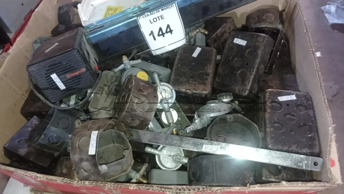 LOTE 144 - 01CHURRASQUEIRA GIRATÓRIA MARCA GIRAGRILL, 01 VARAL RETRÁTIL, VÁRIOS REGISTROS DE FOGÃO E GRANDE QUANTIDADE DE CAIXAS DE LUZ METALICAS. (NO ESTADO) ATENÇÃO! FAZER A VISITAÇÃO ANTES DE ARREMATAR, NÃO SABEMOS SE FUNCIONA, LEILÃO NÃO TEM GARANTIA E NEM DEVOLUÇÃO, SUJEITO A POSSÍVEIS AVARIAS VISÍVEIS/OCULTAS E/OU AUSÊNCIA DE COMPONENTES.