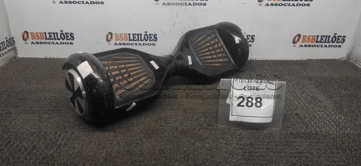 LOTE 288 - 01 HOVERBOARD. (NO ESTADO) ATENÇÃO! FAZER A VISITAÇÃO ANTES DE ARREMATAR, NÃO SABEMOS SE FUNCIONA, LEILÃO NÃO TEM GARANTIA E NEM DEVOLUÇÃO, SUJEITO A POSSÍVEIS AVARIAS VISÍVEIS/OCULTAS E/OU AUSÊNCIA DE COMPONENTES.