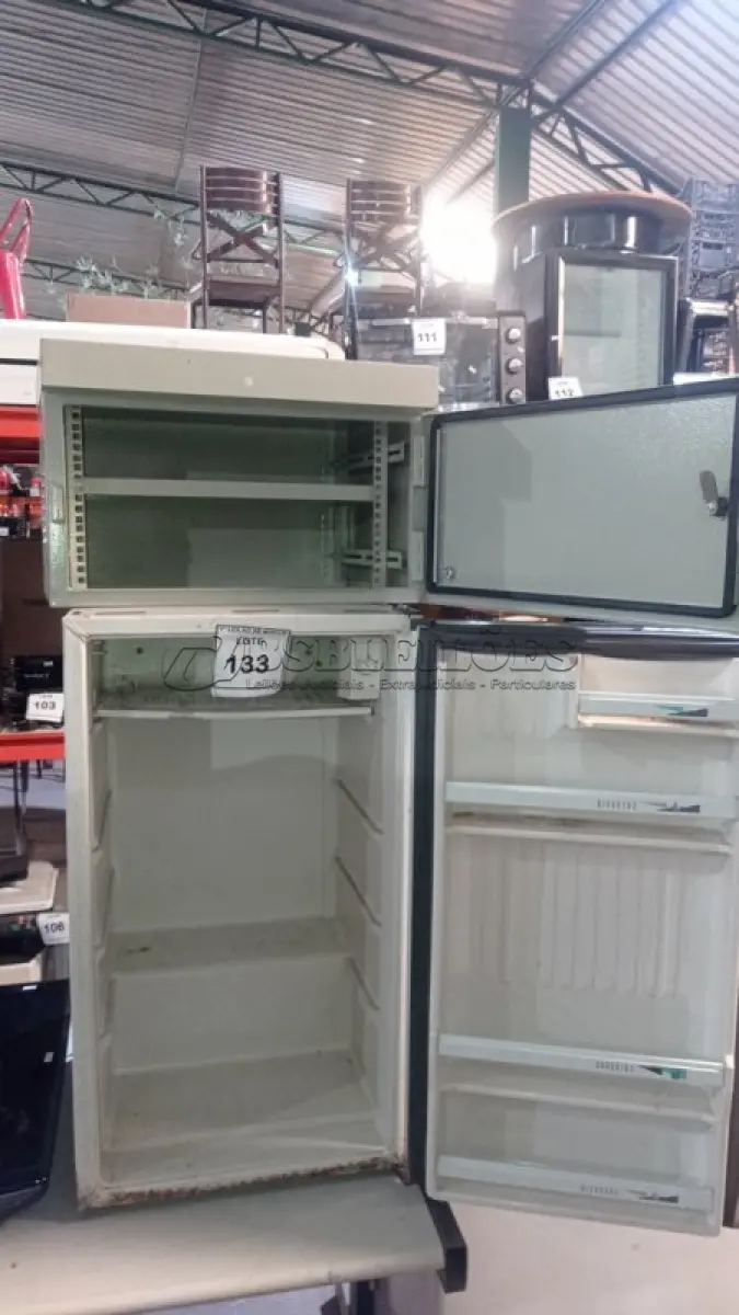 LOTE 133 - 01 FRIGOBAR 220V MARCA CONSUL E 01 CAIXA RACK ORGANIZADORA DE CABOS. (NO ESTADO) ATENÇÃO! FAZER A VISITAÇÃO ANTES DE ARREMATAR, NÃO SABEMOS SE FUNCIONA, LEILÃO NÃO TEM GARANTIA E NEM DEVOLUÇÃO, SUJEITO A POSSÍVEIS AVARIAS VISÍVEIS/OCULTAS E/OU AUSÊNCIA DE COMPONENTES.