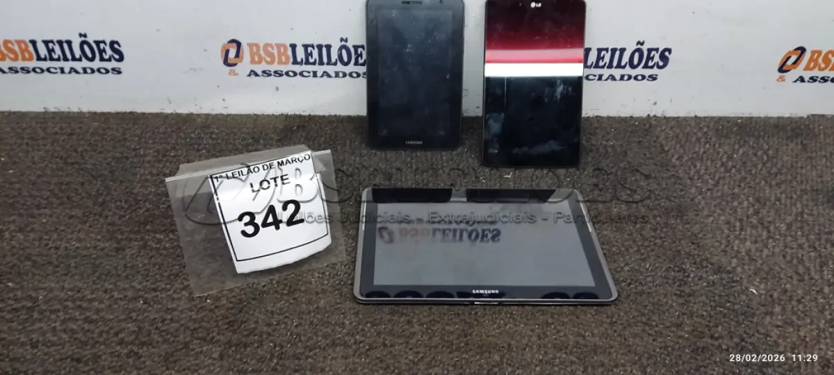 LOTE 342 - 02 TABLETS MARCA SAMSUNG E 01 TABLET MARCA LG SEM CARREGADOR. (NO ESTADO) ATENÇÃO! FAZER A VISITAÇÃO ANTES DE ARREMATAR, NÃO SABEMOS SE FUNCIONA, LEILÃO NÃO TEM GARANTIA E NEM DEVOLUÇÃO, SUJEITO A POSSÍVEIS AVARIAS VISÍVEIS/OCULTAS E/OU AUSÊNCIA DE COMPONENTES.