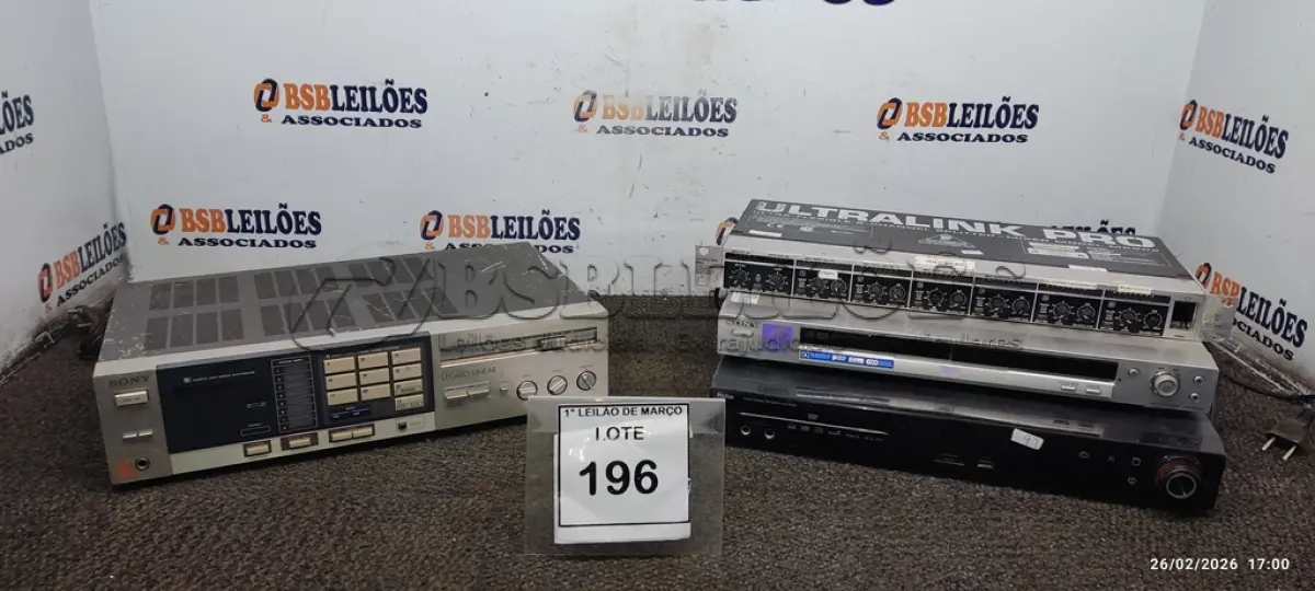 LOTE 196 - 01 APARELHO HOME THEATER MARCA PHILCO, 01 APARELHO DE DVD MARCA SONY, 01 RECEIVER ESTERO VINTAGE MARCA SONY E 01 DISTRIBUIDOR DE ÁUDIO DE 08 CANAIS MARCA ULTRALINK PRO. (NO ESTADO) ATENÇÃO! FAZER A VISITAÇÃO ANTES DE ARREMATAR, NÃO SABEMOS SE FUNCIONA, LEILÃO NÃO TEM GARANTIA E NEM DEVOLUÇÃO, SUJEITO A POSSÍVEIS AVARIAS VISÍVEIS/OCULTAS E/OU AUSÊNCIA DE COMPONENTES.