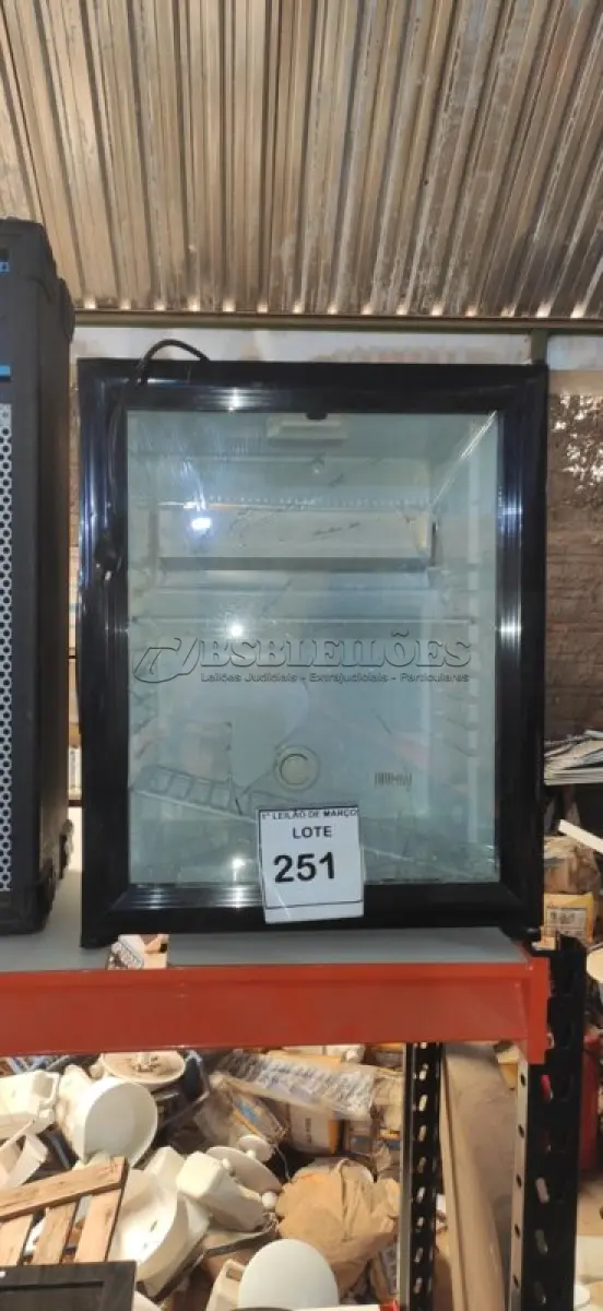 LOTE 251 - 01 FRIGOBAR. (NO ESTADO) ATENÇÃO! FAZER A VISITAÇÃO ANTES DE ARREMATAR, NÃO SABEMOS SE FUNCIONA, LEILÃO NÃO TEM GARANTIA E NEM DEVOLUÇÃO, SUJEITO A POSSÍVEIS AVARIAS VISÍVEIS/OCULTAS E/OU AUSÊNCIA DE COMPONENTES.