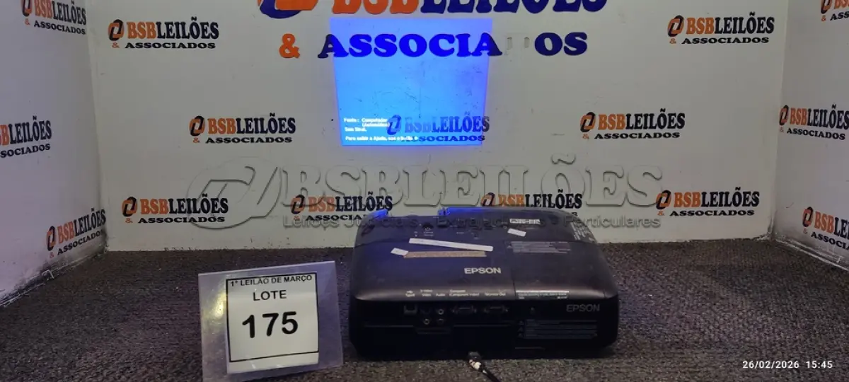 LOTE 175 - 01 PROJETOR MARCA EPSON. (NO ESTADO) ATENÇÃO! FAZER A VISITAÇÃO ANTES DE ARREMATAR, NÃO SABEMOS SE FUNCIONA, LEILÃO NÃO TEM GARANTIA E NEM DEVOLUÇÃO, SUJEITO A POSSÍVEIS AVARIAS VISÍVEIS/OCULTAS E/OU AUSÊNCIA DE COMPONENTES.