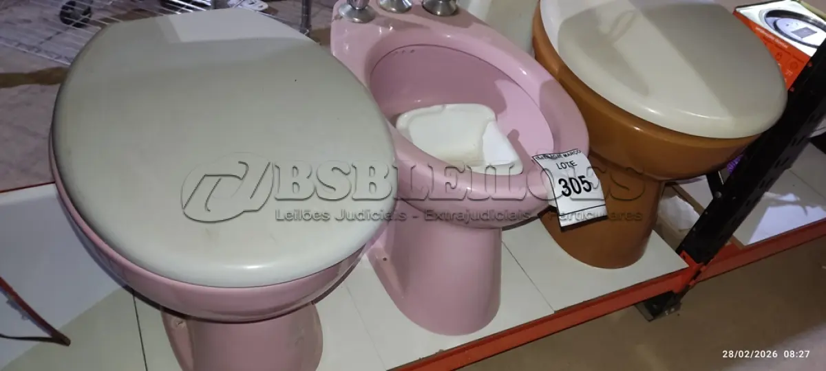 LOTE 305 - 02 VASOS SANITÁRIOS, 01 BIDÊ, 01 SABONETEIRA DE EMBUTIR E 01 COLUNA DE PIA. (NO ESTADO) ATENÇÃO! FAZER A VISITAÇÃO ANTES DE ARREMATAR, NÃO SABEMOS SE FUNCIONA, LEILÃO NÃO TEM GARANTIA E NEM DEVOLUÇÃO, SUJEITO A POSSÍVEIS AVARIAS VISÍVEIS/OCULTAS E/OU AUSÊNCIA DE COMPONENTES.