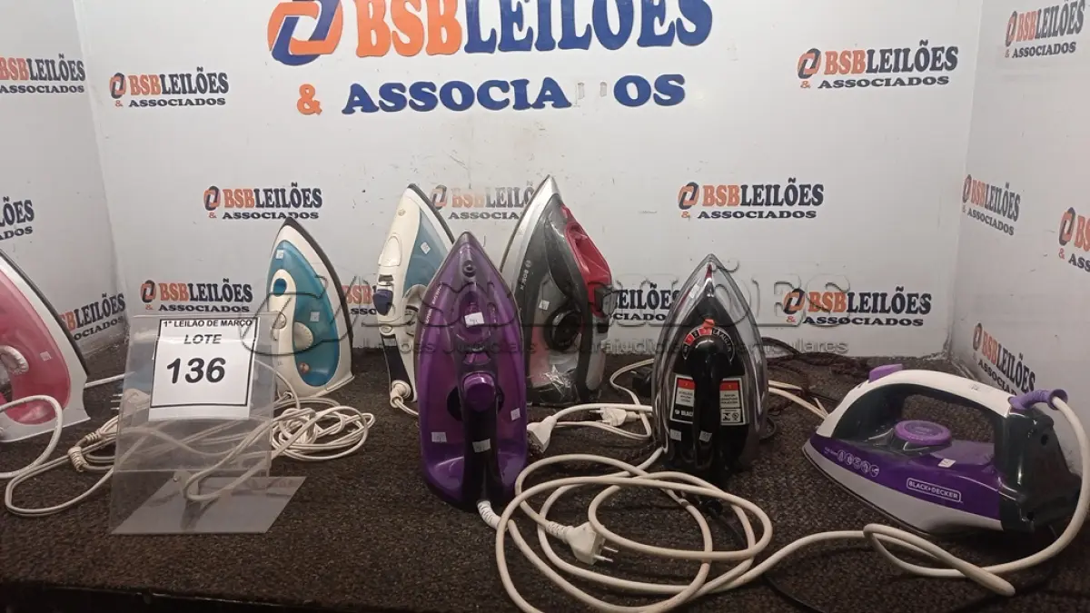 LOTE 136 - 08 FERROS DE PASSAR DE MARCAS E MODELO DIVERSOS. (NO ESTADO) ATENÇÃO! FAZER A VISITAÇÃO ANTES DE ARREMATAR, NÃO SABEMOS SE FUNCIONA, LEILÃO NÃO TEM GARANTIA E NEM DEVOLUÇÃO, SUJEITO A POSSÍVEIS AVARIAS VISÍVEIS/OCULTAS E/OU AUSÊNCIA DE COMPONENTES.
